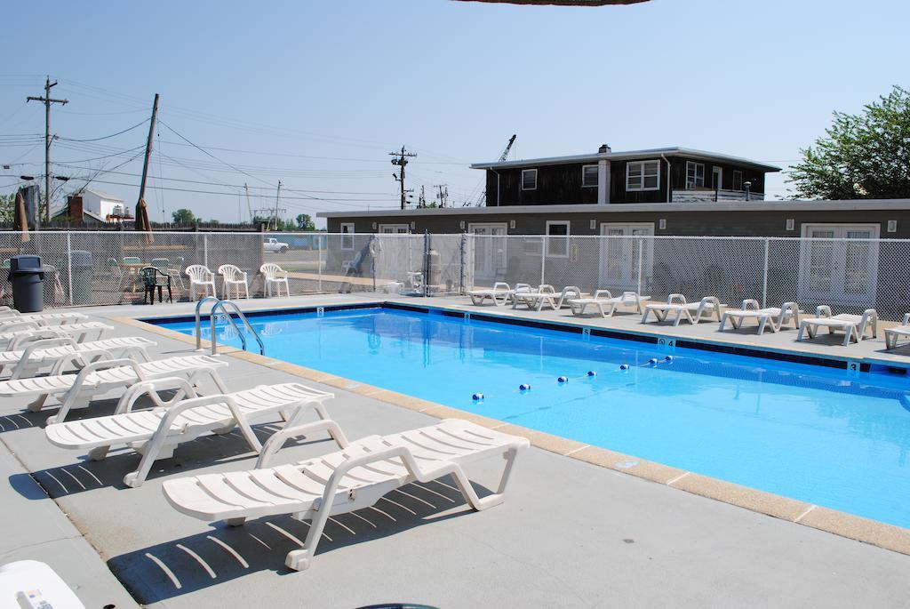 Shore Point Motel พอยท์เพลสเซนท์บีช ภายนอก รูปภาพ